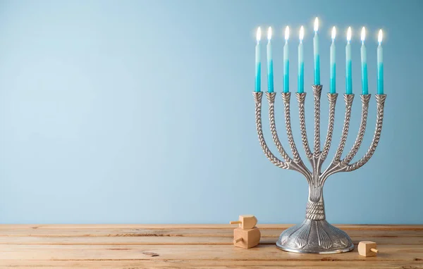 Judisk Semester Hanukkah Bakgrund Med Menorah Och Ljus Träbord — Stockfoto