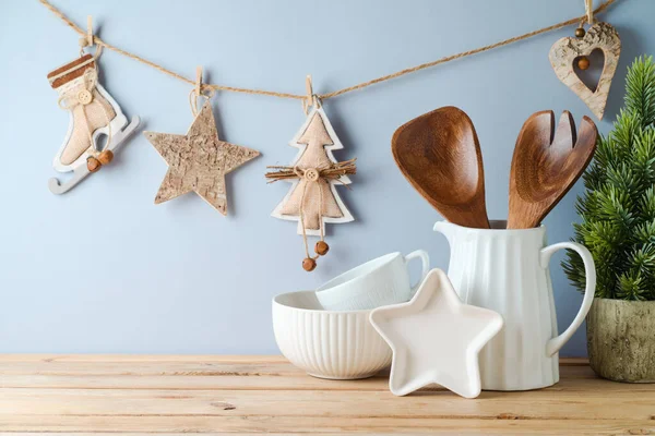 台所用品や木製の装飾の背景と素朴なテーブル クリスマスと新年は デザインや製品の表示のためのモックアップ — ストック写真