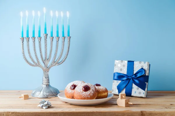 ユダヤ人の休日 木製のテーブルの上にMenora 伝統的なドーナツとギフトボックスとHanukkaの概念 — ストック写真