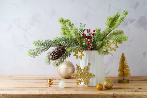 Mooie Kerstversiering Met Dennenbomen Takken Vaas Gouden Ornamenten Houten Tafel — Stockfoto
