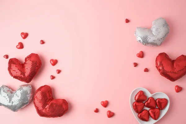 Glad Alla Hjärtans Dag Bakgrund Med Hjärtformer Och Choklad Ovanifrån — Stockfoto
