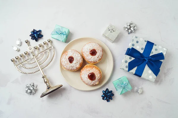 Jüdischer Feiertag Chanukka Hintergrund Mit Traditionellen Donuts Menora Und Geschenkschachtel — Stockfoto