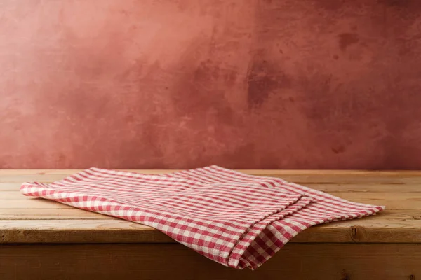 Prázdný Dřevěný Stůl Červeně Kostkovaným Ubrusem Pozadí Venkovské Stěny Kuchyně — Stock fotografie