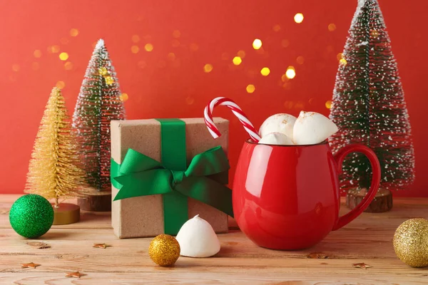 Χριστουγεννιάτικο Ζεστό Φλιτζάνι Σοκολάτας Marshmallow Και Χριστουγεννιάτικα Στολίδια Ξύλινο Τραπέζι — Φωτογραφία Αρχείου
