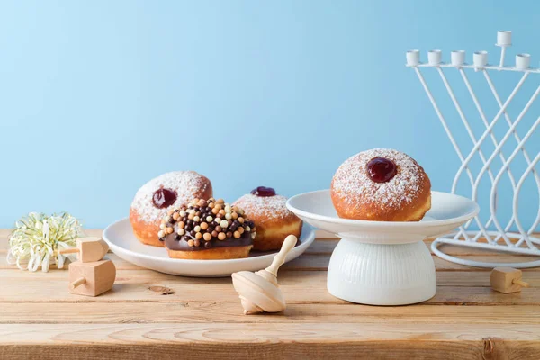 木桌上庆祝光明节的传统甜甜圈 — 图库照片