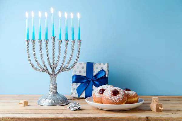 Menorah Geleneksel Çörekler Tahta Masadaki Hediye Kutusuyla Yahudi Bayramı Hanukkah — Stok fotoğraf