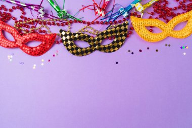 Karnaval maskeli ve parti dekorasyonlu Mardi Gras karnaval geçmişi. Üst manzara, düz uzanma