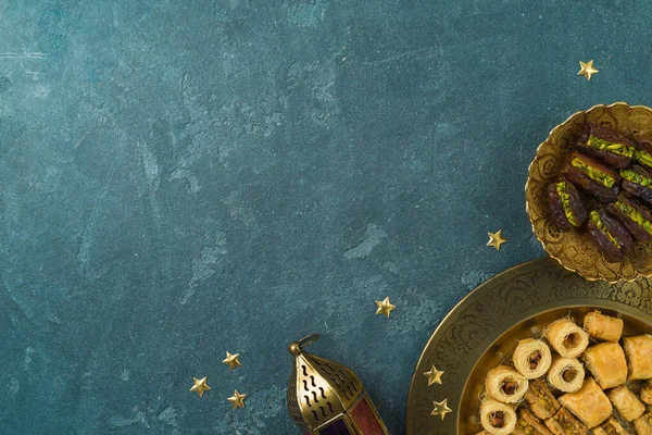 Ramadan Kareem Holiday Concept Dried Dates Ramadan Sweets Decorations Dark — Stockfoto