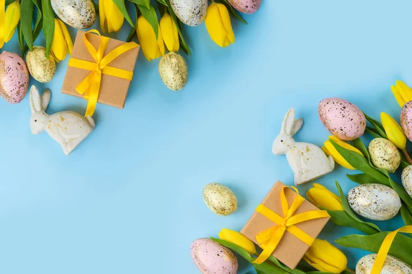 Πάσχα Διακοπές Φόντο Πασχαλινά Αυγά Κουτί Δώρου Και Κίτρινα Λουλούδια — Φωτογραφία Αρχείου