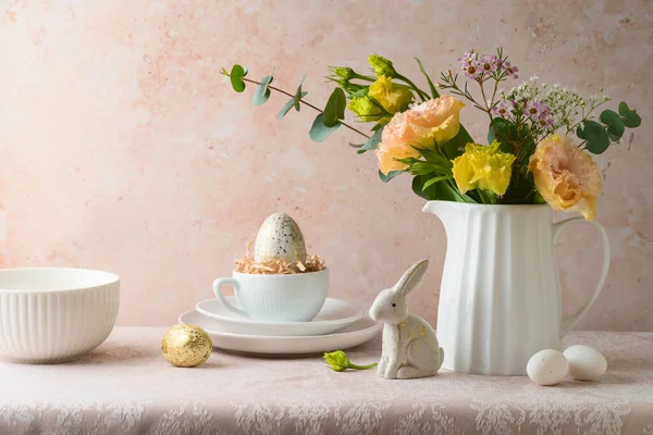 Festa Pasqua Con Bouquet Fiori Decorazione Uova Pasqua Sul Tavolo — Foto Stock