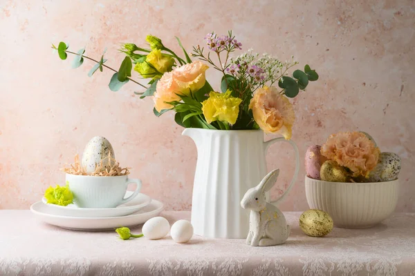 Pasqua Festa Con Mazzo Fiori Uova Pasqua Decorazione Sul Tavolo — Foto Stock