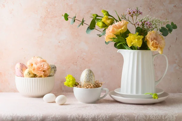 Πάσχα Γιορτή Διακοπών Λουλούδια Μπουκέτο Και Πασχαλινά Αυγά Διακόσμηση Στο — Φωτογραφία Αρχείου