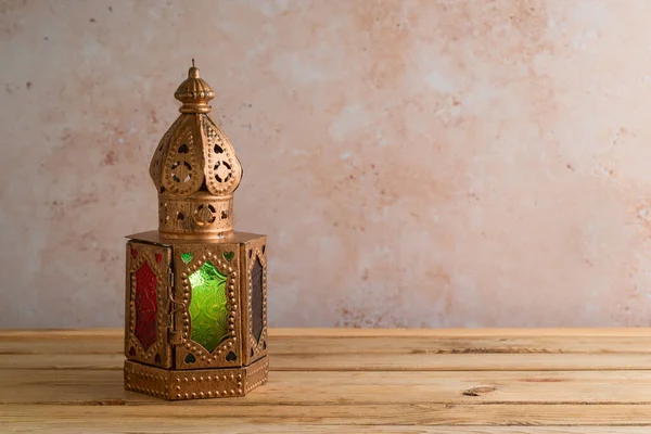 在石墙背景上的木制桌子上点亮了灯笼 斋月节假日庆祝概念 — 图库照片