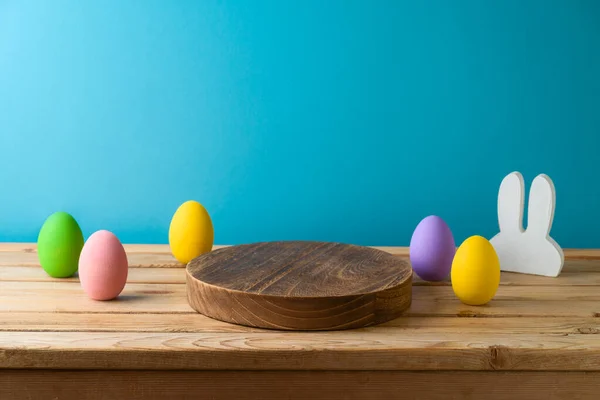 Concepto Vacaciones Pascua Con Podio Madera Huevos Pascua Sobre Mesa — Foto de Stock