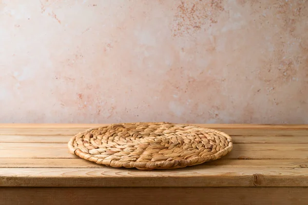 Wicker Legen Matte Auf Holztisch Über Steinmauer Hintergrund Küchen Thekenattrappe — Stockfoto