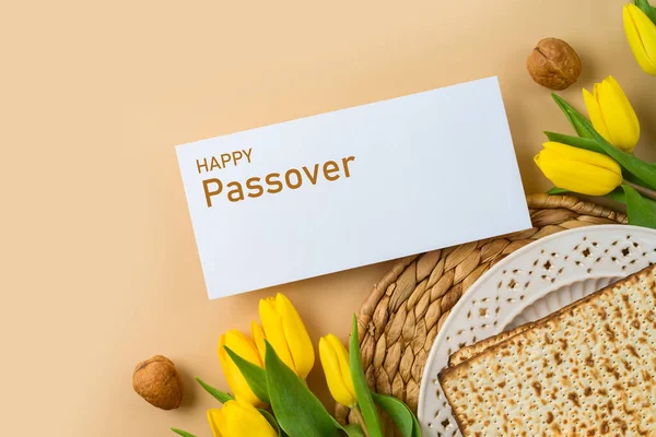 Yahudi Bayramı Tebrik Kartı Matza Yemek Tabağı Sarı Lale Çiçekleriyle — Stok fotoğraf