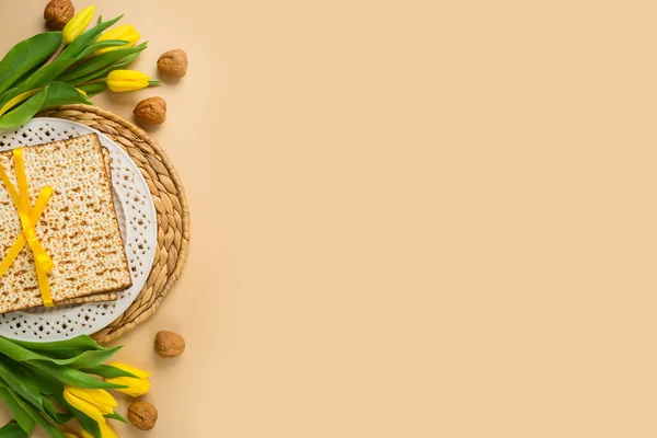 Concepto Pascua Judía Con Matzá Plato Seder Flores Tulipán Amarillo — Foto de Stock