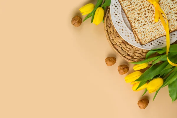ユダヤ人の休日現代的な背景にMatzah シダープレートと黄色のチューリップの花過越の概念 トップビュー フラットレイアウト — ストック写真