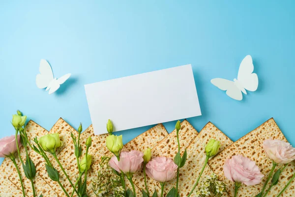 ユダヤ人の休日過越の挨拶カードは青の背景にMatzahと春の花でモックアップします トップビュー フラットレイアウト — ストック写真
