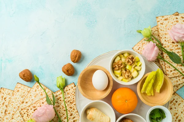 Moderne Passover Seder Plaat Met Matzah Lentebloemen Oranje Voor Lgbtq — Stockfoto