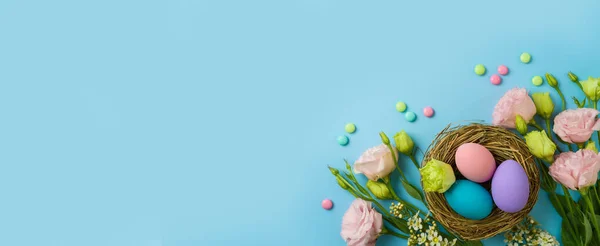 Easter Holiday Concept Easter Eggs Spring Flowers Blue Background Top — Stock Photo, Image