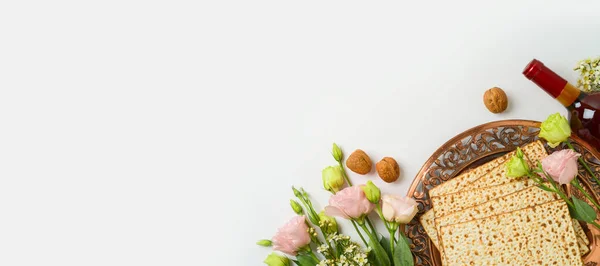 Férias Judaicas Conceito Páscoa Com Matzah Prato Seder Flores Primavera — Fotografia de Stock