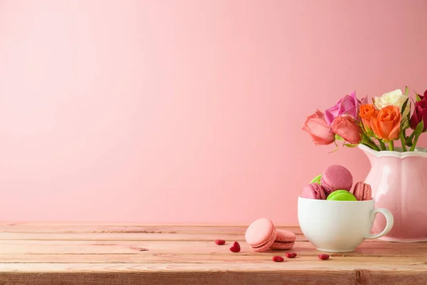 Macarons Franse Koekjes Houten Tafel Met Rozenbloemboeket Roze Achtergrond — Stockfoto
