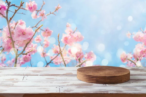 Puste Drewniane Bale Stole Tle Kwiatów Wiśni Wiosna Wielkanoc Makieta — Zdjęcie stockowe
