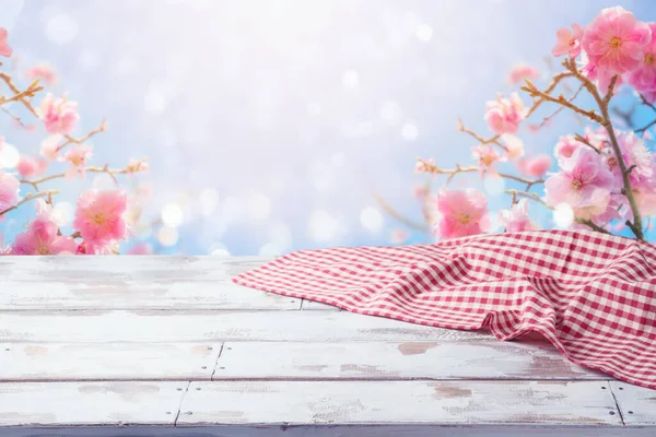 Leerer Holztisch Mit Tischdecke Über Kirschblütenblumen Hintergrund Frühling Und Ostern — Stockfoto