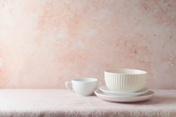 Keuken Wit Servies Tafel Met Tafelkleed Stenen Muur Achtergrond — Stockfoto