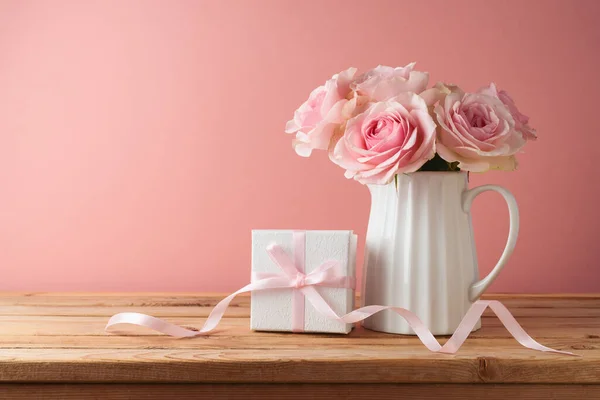 Conceito Dia Feliz Mãe Com Flores Rosa Caixa Presente Mesa — Fotografia de Stock