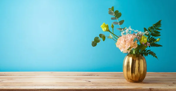 Belle Décoration Bouquet Fleurs Sur Table Bois Sur Fond Bleu — Photo