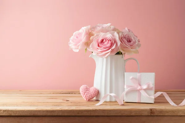 母亲节快乐 的概念 在粉色背景的木制桌子上挂着玫瑰花 心形和礼品盒 — 图库照片