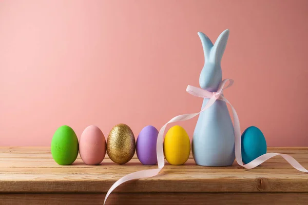 Paskalya Bayramı Konsepti Paskalya Yumurtası Iand Tavşanı Ahşap Masa Pembe — Stok fotoğraf