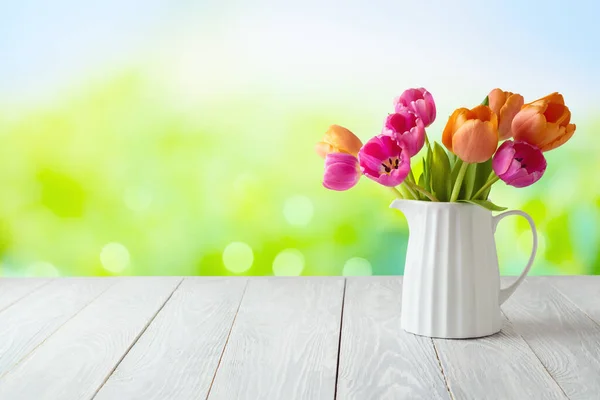 Bonito Buquê Flores Tulipa Mesa Madeira Branca Sobre Bokeh Jardim — Fotografia de Stock
