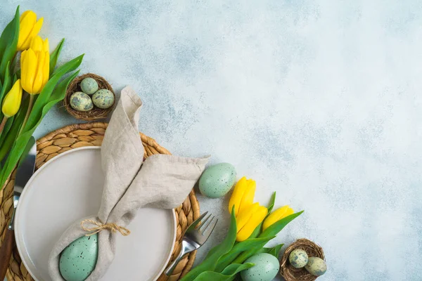Osterfestliche Tischdekoration Mit Ostereiern Teller Und Gelben Tulpenblüten Auf Modernem — Stockfoto