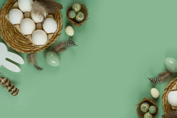 Wielkanoc Koncepcja Święta Białymi Jajkami Dekoracji Zielonym Tle Widok Góry — Zdjęcie stockowe
