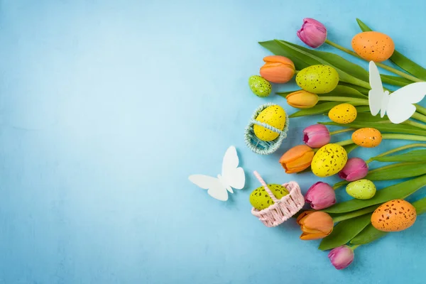 Концепция Празднования Пасхального Праздника Пасхальными Яйцами Цветами Тюльпана Синем Фоне — стоковое фото