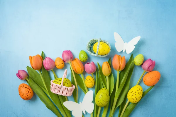 イースターの休日の背景には イースターの卵とチューリップの花 トップビュー フラットレイアウト — ストック写真