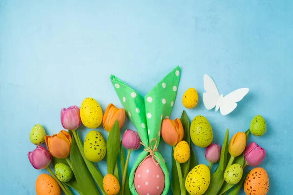 Концепція Святкування Великодня Великодніми Яйцями Вухами Кролика Квітами Тюльпанів Синьому — стокове фото