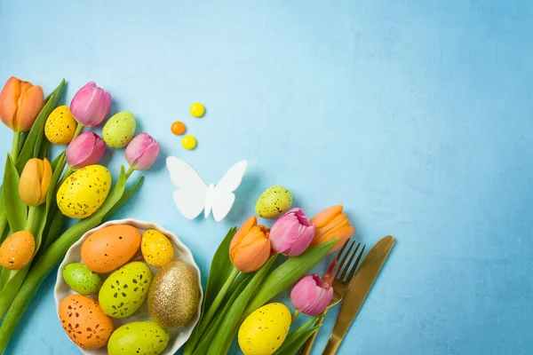 Πάσχα Γιορτή Έννοια Πασχαλινά Αυγά Χρυσά Μαχαιροπίρουνα Και Λουλούδια Τουλίπα — Φωτογραφία Αρχείου