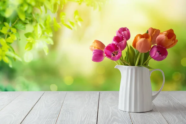 Bonito Buquê Flores Tulipa Mesa Madeira Branca Sobre Bokeh Jardim — Fotografia de Stock