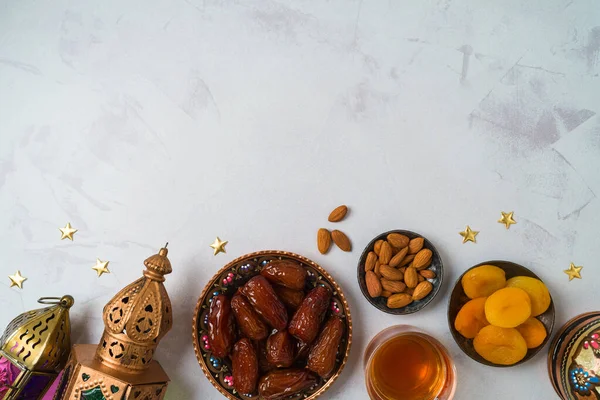 Ramadan Kareem Nyaralás Koncepció Szárított Dátumok Gyümölcsök Dekorációk Fényes Háttérrel — Stock Fotó
