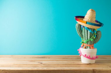 Meksika masa dekorasyonu, kaktüs ve mavi arka planda şapka. Cinco de Mayo bayram kutlaması