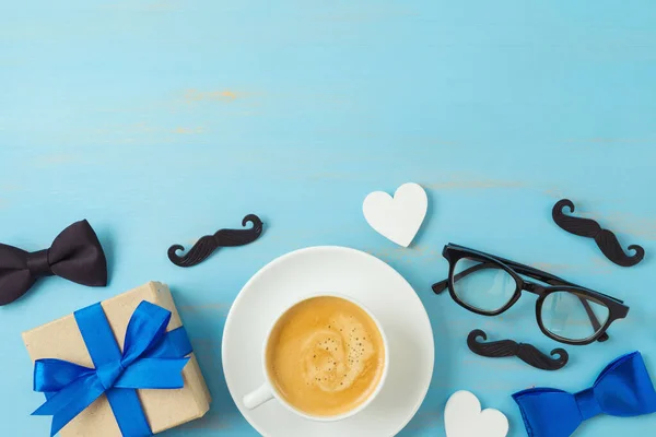 Happy Vatertag Hintergrund Mit Kaffeetasse Schnurrbart Krawattenfliege Und Geschenkbox Draufsicht — Stockfoto