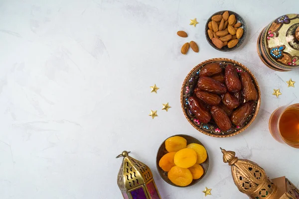 Eid Fitr Prázdninový Koncept Sladkými Sušenými Datlemi Ovocem Dekoracemi Jasném — Stock fotografie