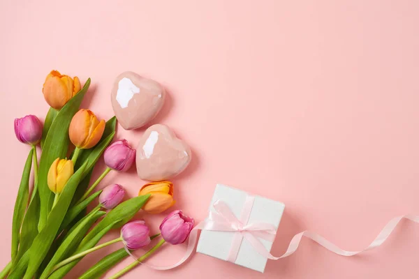 Happy Mother Day Concept Met Tulpenbloemen Hartvorm Geschenkdoos Roze Achtergrond — Stockfoto