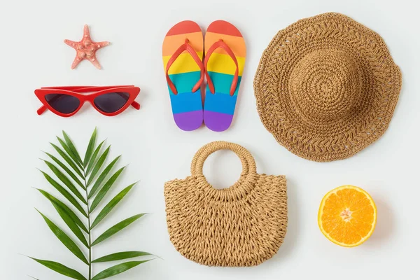 热带暑假的概念与时尚袋 海滩帽 翻筋斗和胶合板树叶的白色背景 从上方俯瞰 — 图库照片