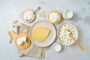 Parlak arka planda süt ürünleri. Yukarıdan üst görünüm