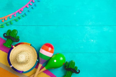 Meksika parti süslemeleri kaktüs, marakas ve mavi ahşap arka planda sombrero şapkalı. Cinco de Mayo bayram kutlaması. Yukarıdan üst görünüm